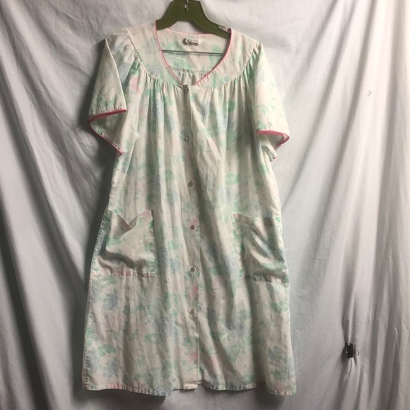 2 Pockets Gown robe snaps up has paint spots s/m - Picture 1 of 12